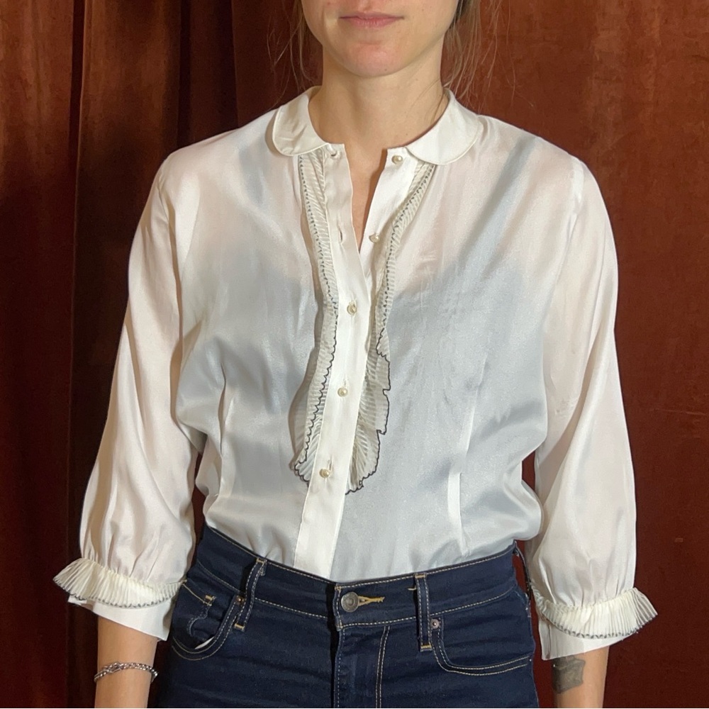 VTG 1950s Ruffle front blouse with Pearl buttons